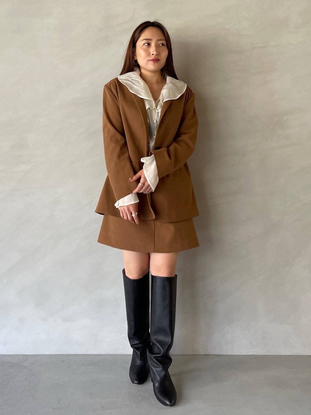 イエロー系のスカート、イエロー系のテーラードジャケット、ホワイト系のシャツ/ブラウスを着用したレディースの夏コーディネートの1枚目の写真