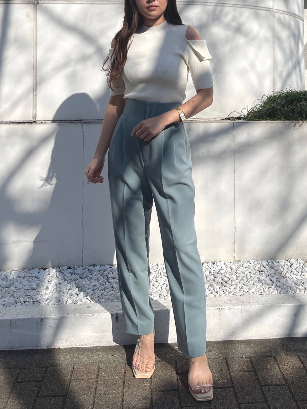 ブルー系のその他パンツ、その他のサンダル、ホワイト系のニット/セーターを着用したレディースの冬コーディネートの1枚目の写真