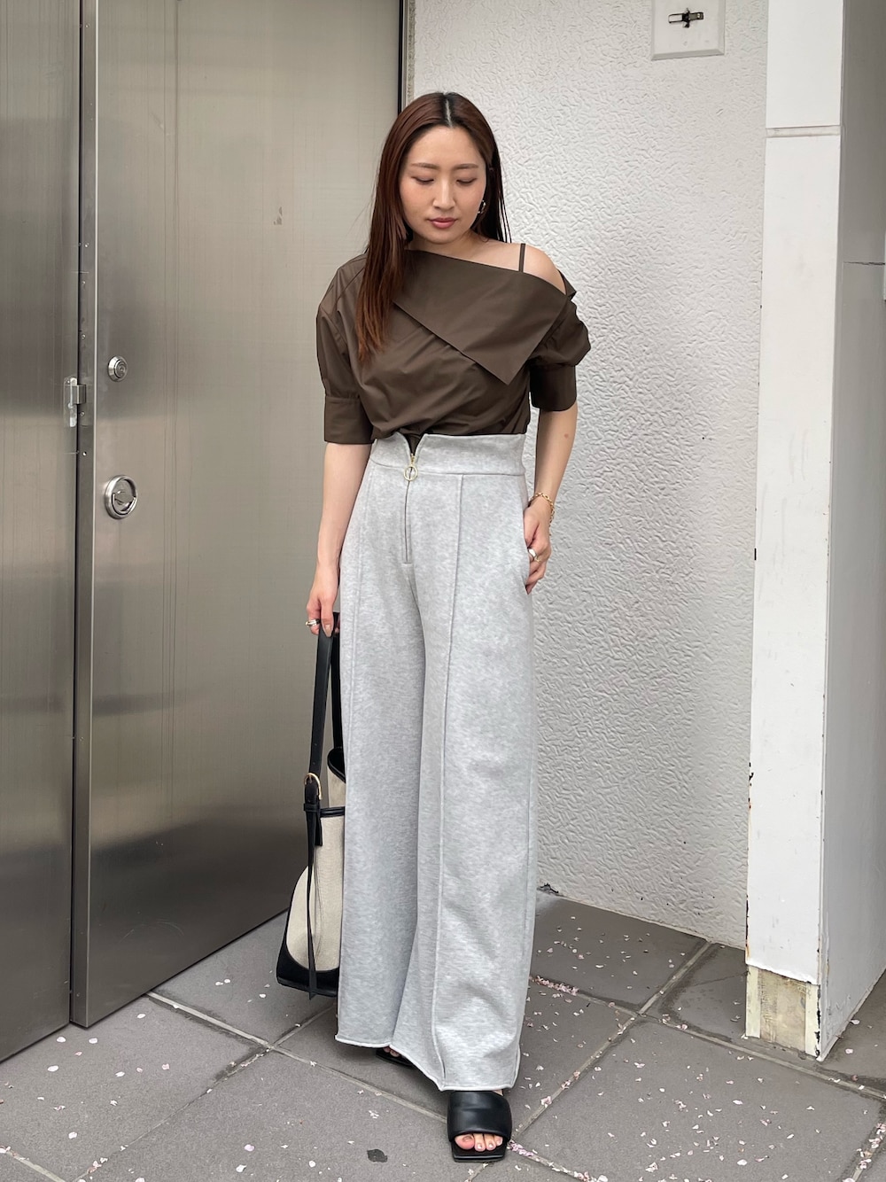 ブラック系のサンダル、グレー系のスウェットパンツ、ブラウン系のシャツ/ブラウスを着用したレディースの春コーディネートの1枚目の写真