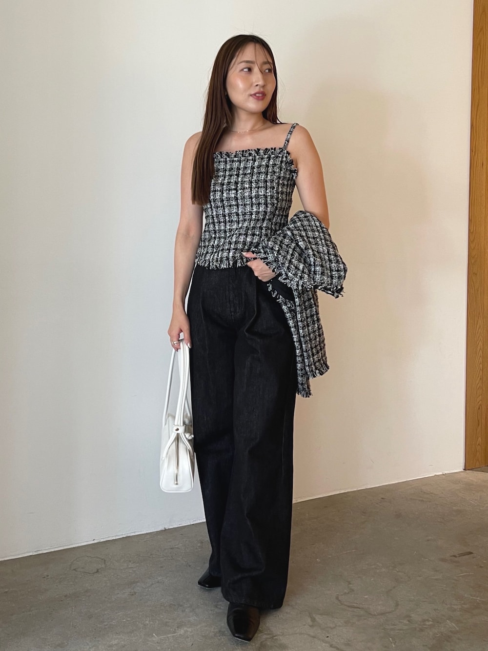 ブラック系のブーツ、ブラック系のテーラードジャケット、ブラック系のデニムパンツを着用したレディースの夏コーディネートの1枚目の写真