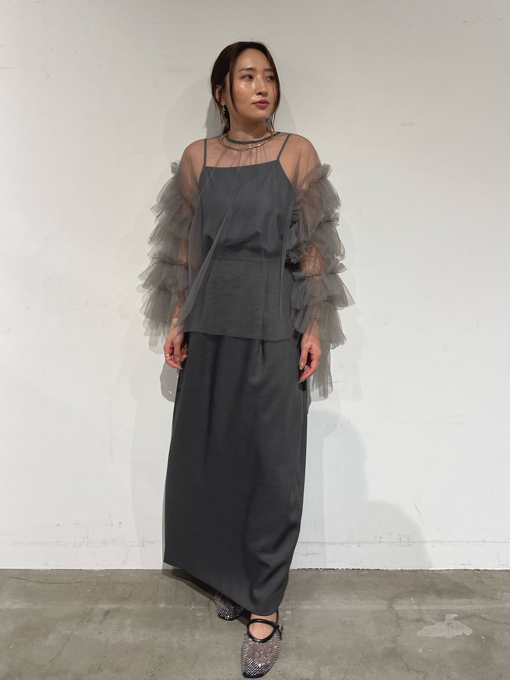 ブラック系のパンプス、グレー系のシャツ/ブラウス、グレー系のドレスを着用したレディースの秋コーディネートの1枚目の写真