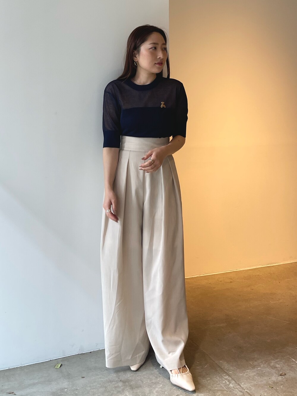 ホワイト系のサンダル、ブルー系のTシャツ/カットソー、ベージュ系のその他パンツを着用したレディースの春コーディネートの1枚目の写真