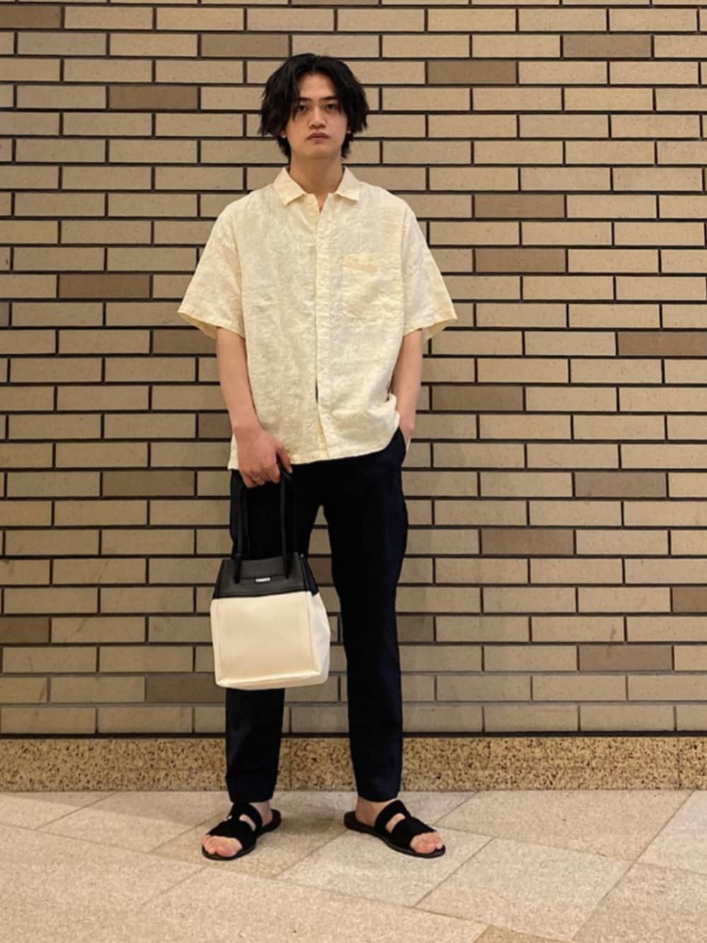 「シップス、SHIPS、イージーパンツ、半袖シャツ、ドロストバッグ、レザーサンダル、リラックススタイル」｜「TOMOEの【SHIPS別注】TOMOE: キャンバス ドローストリング バッグ（ハンドバッグ、ベージュ系）」を使った、大槻さん（メンズ・171cm）の夏コーディネートの1枚目の写真