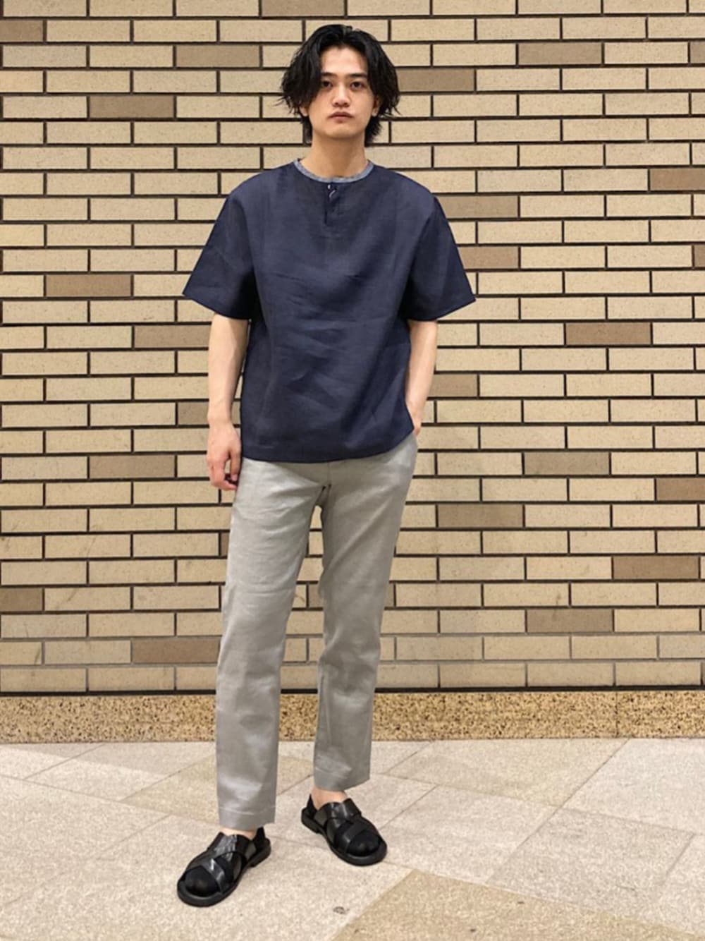 「シップス、SHIPS、２WAYトップス、リネンパンツ、ストラップサンダル、サンダル、リネントップス」｜「CORSO ROMA，9のCORSO ROMA 9: メッシュ クロスストラップ サンダル（サンダル、ブラック系）」を使った、大槻さん（メンズ・171cm）の夏コーディネートの1枚目の写真