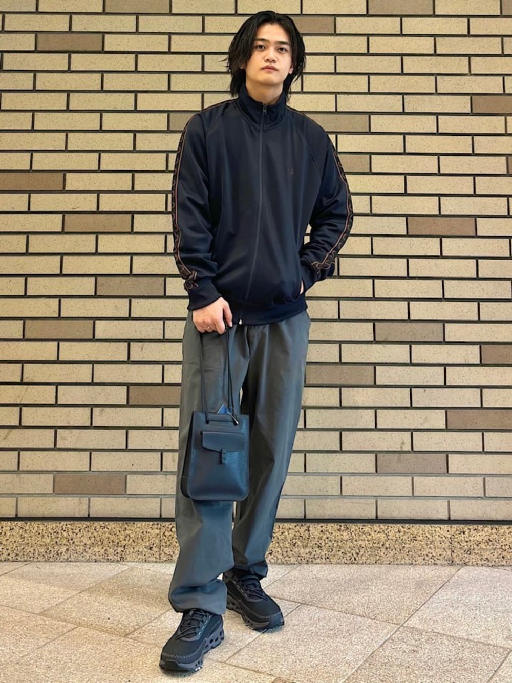 「シップス、SHIPS、トラックジャケット、イージーパンツ、コットン、2WAYﾊﾞｯｸﾞ、リラックスパンツ、ショルダーバッグ、カジュアル」｜「TOMOEのTOMOE:UTILITY UBS 2way ショルダーバッグ（ショルダーバッグ、ブルー系）」を使った、大槻さん（メンズ・171cm）の秋コーディネートの1枚目の写真