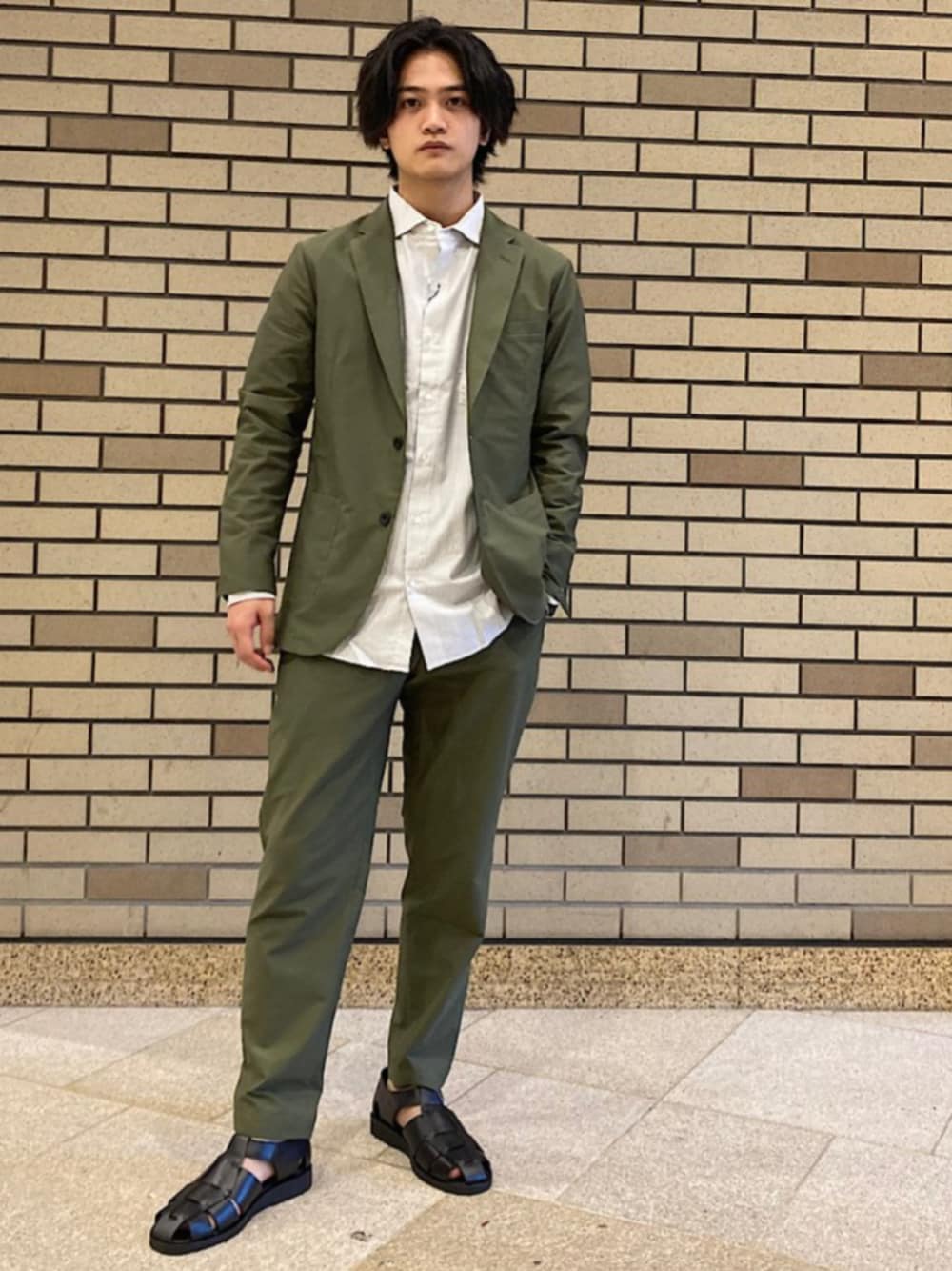 「シップス、SHIPS、シャツ、セットアップ、イージーパンツ、黒サンダル」｜「SHIPSのSHIPS: セミワイドカラー ライトオックス ロングスリーブ シャツ（シャツ/ブラウス、グレー系）」を使った、大槻さん（メンズ・171cm）の夏コーディネートの1枚目の写真