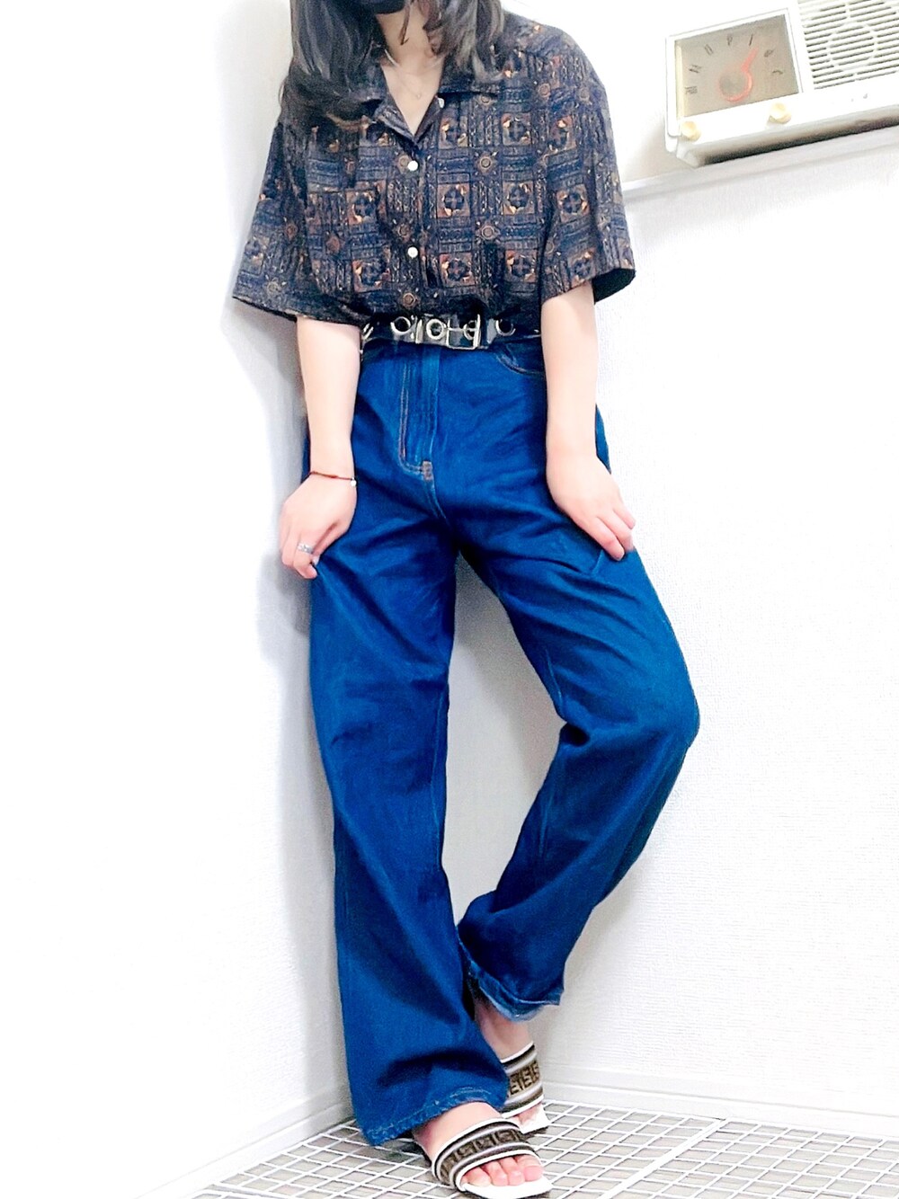 ホワイト系のサンダル、その他のシャツ/ブラウス、ブルー系のデニムパンツを着用したレディースの夏コーディネートの1枚目の写真