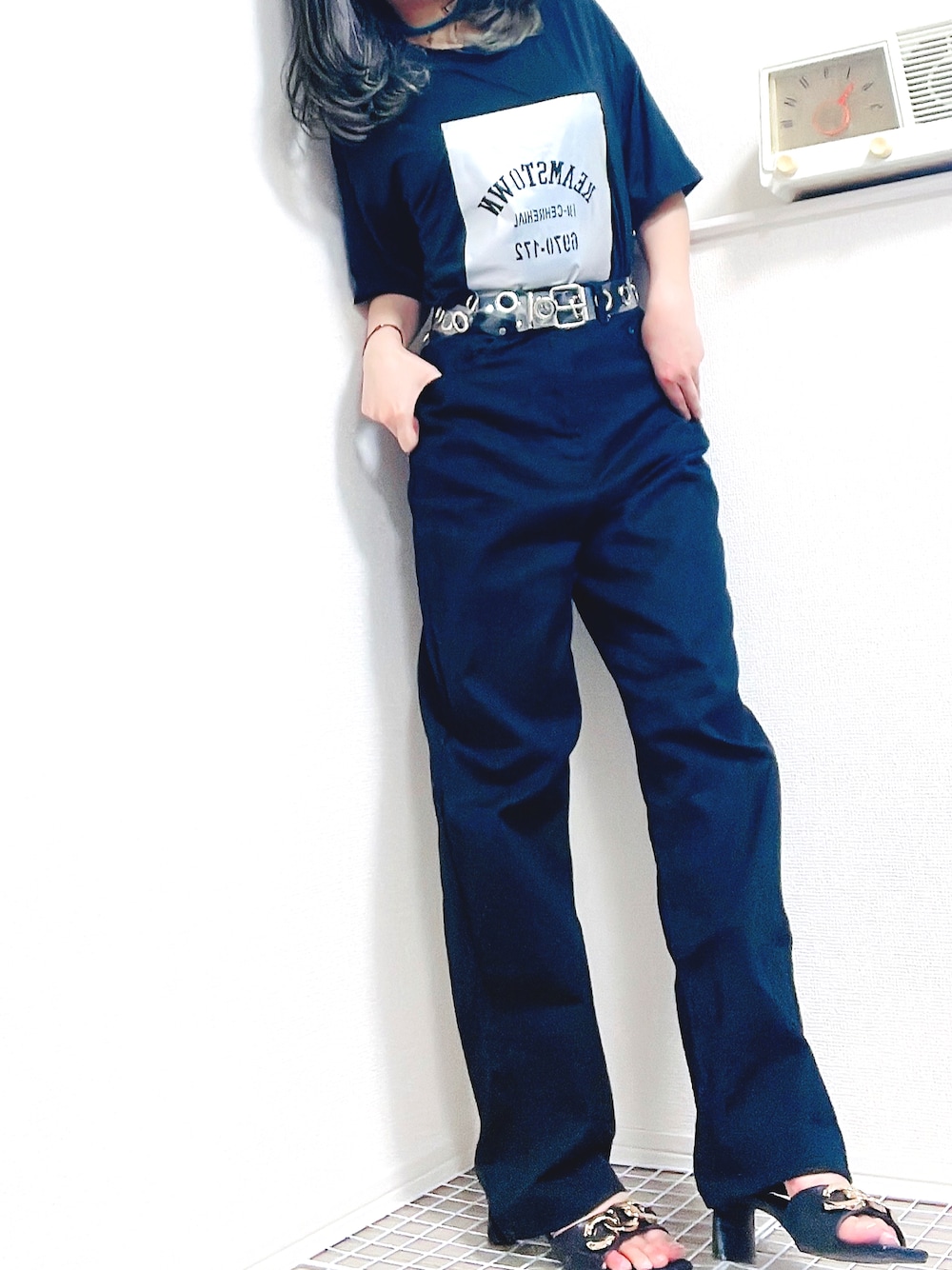 ブラック系のTシャツ/カットソー、ブルー系のデニムパンツを着用したレディースの夏コーディネートの1枚目の写真