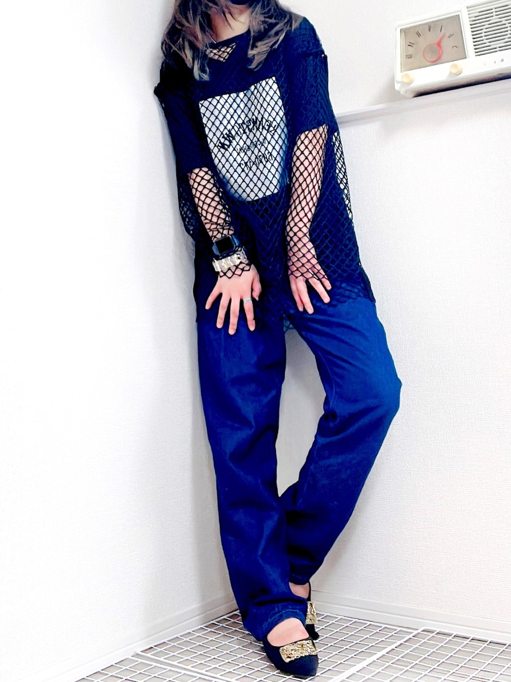 ブルー系のデニムパンツ、ブラック系のTシャツ/カットソー、ブラック系のパンプスを着用したレディースの夏コーディネートの1枚目の写真