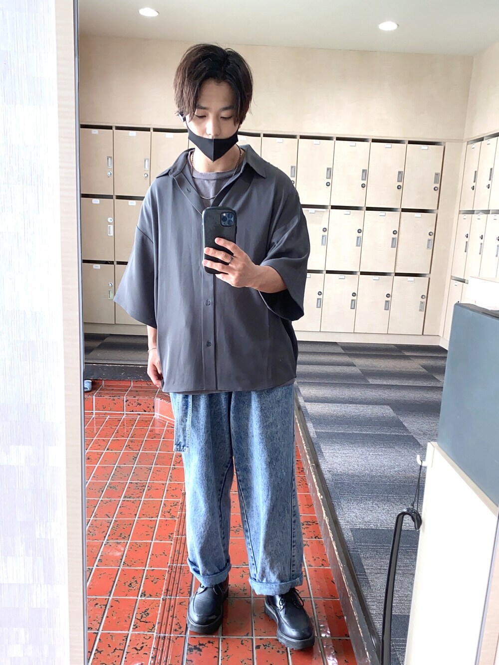 「ビッグシルエット、お洒落さんとつながりたい、大人カジュアル、キレイめ、シャツ、Tシャツ/カットソー、ブラックコーデ、大学生、リラックス、tシャツ」｜「KUUUPYのBack Front Fly Shirts - 背面比翼シャツ（シャツ/ブラウス、グレー系）」を使った、yukkeさん（メンズ・163cm）の夏コーディネートの1枚目の写真