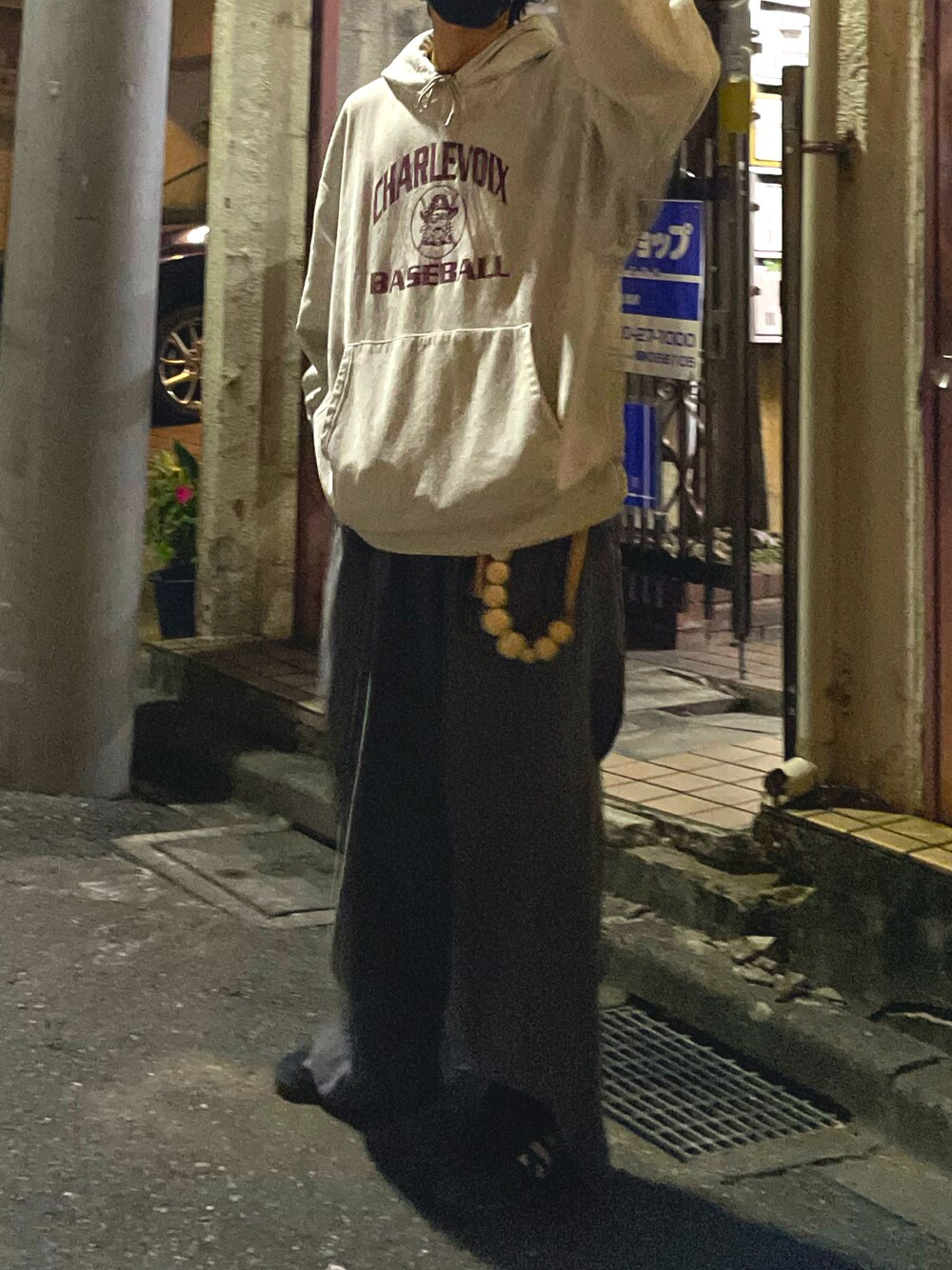 グレー系のデニムパンツ、ブラック系のスニーカーを着用したメンズの秋コーディネートの1枚目の写真