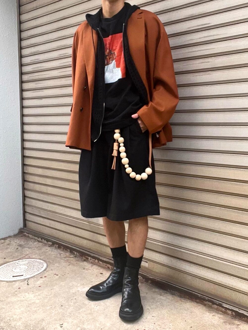 その他のTシャツ/カットソー、オレンジ系のテーラードジャケット、ブラック系のその他パンツを着用したメンズの秋コーディネートの1枚目の写真