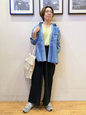 「SHOO・LA・RUE（シューラルー）の【洗える/S-LL】大人のこなれコーデに やわらかデニムシャツ（シャツ/ブラウス、ブルー系）」を使った、大橋 晃代さん（レディース）の春コーディネート