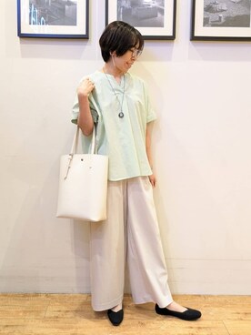 「SHOO・LA・RUE（シューラルー）の【高レビュー/洗える/UV/吸水速乾】洗濯後しわになりにくいリネンブレンドドルマンシャツ（シャツ/ブラウス、グリーン系）」を使った、大橋 晃代さん（レディース）の春コーディネート
