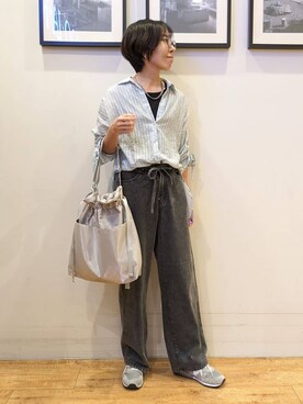 「SHOO・LA・RUE（シューラルー）の【S-LL/ひんやり】程よい透け感 ストライプ柄 お袖ギャザーデザインシャツ（シャツ/ブラウス、グリーン系）」を使った、大橋 晃代さん（レディース）の秋コーディネート