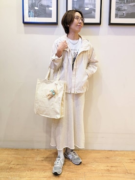 「アイテム（チャーム）」を使った、大橋 晃代さん（レディース・166cm）の春コーディネート