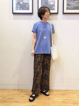 「SHOO・LA・RUE（シューラルー）の【洗える/S-LL/ひんやり/UV】汗をかいても気になりにくい スリットトップス（Tシャツ/カットソー、ブルー系）」を使った、大橋 晃代さん（レディース）の夏コーディネート