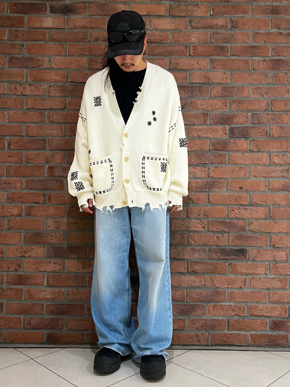 「カーゴパンツ、ブラウン、スリッポン、スポーツミックス、厚底シューズ、デニムハーフパンツ、秋服準備はじめました、シャツスタイル、メンズファッション、リラックススタイル、大人コーデ、プチプラ、ストリートコーデ、秋服、お洒落さんとつながりたい」｜「DANKE SCHONのDankeSchon/ダンケシェーン/HAND STITCH KNIT CARDIGAN（カーディガン/ボレロ、ホワイト系）」を使った、otokuniさん（メンズ・165cm）の秋コーディネートの1枚目の写真