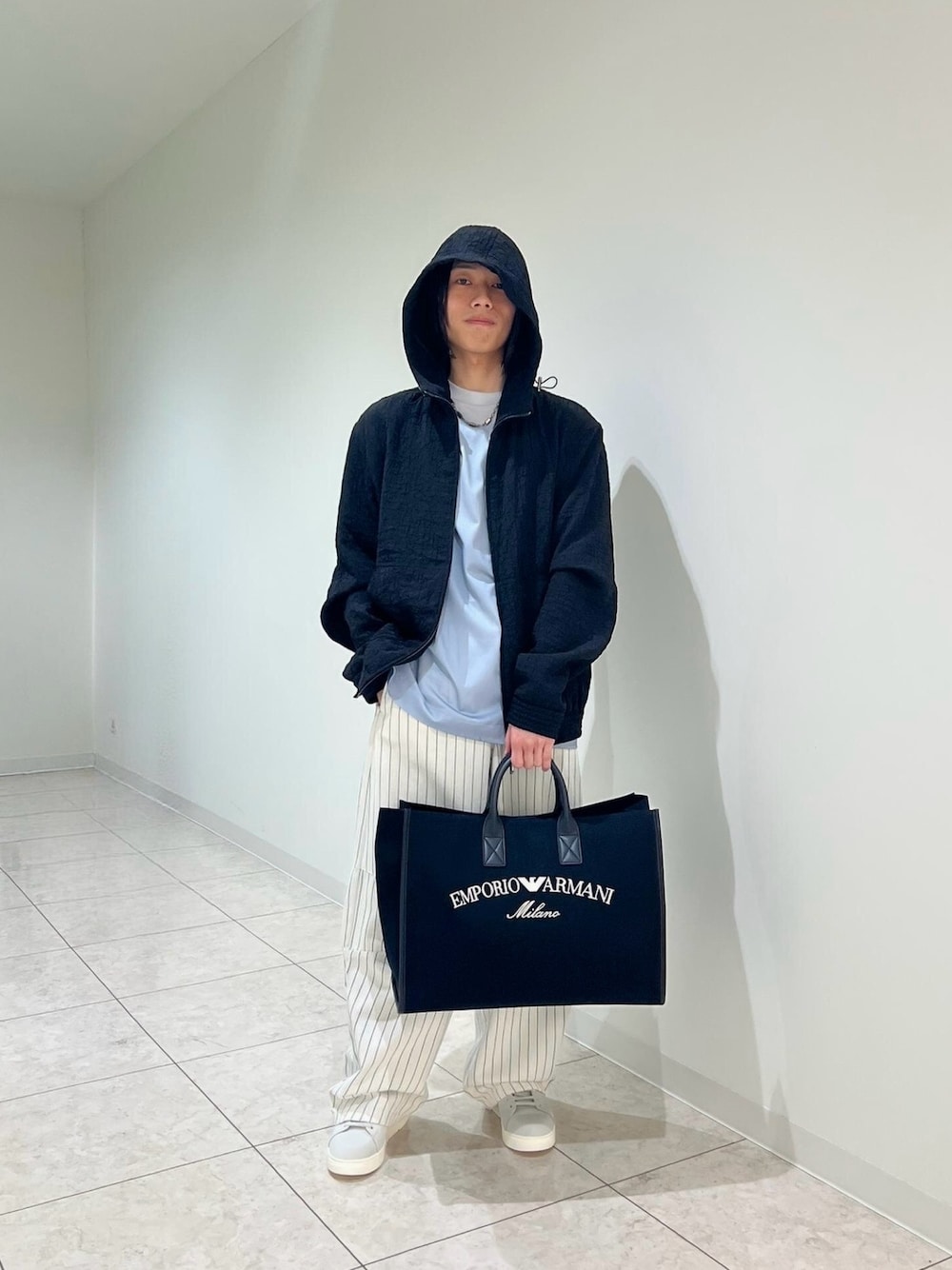 「春夏コーデ、春服、グラデーションＴシャツ、爽やかコーデ、outfit、カジュアルストリート、ストライプパンツ」｜「EMPORIO ARMANIの【エンポリオ アルマーニ】ショッパー キャンバス ロゴ刺繍（トートバッグ、ブルー系）」を使った、kazuさん（メンズ・165cm）の春コーディネートの1枚目の写真