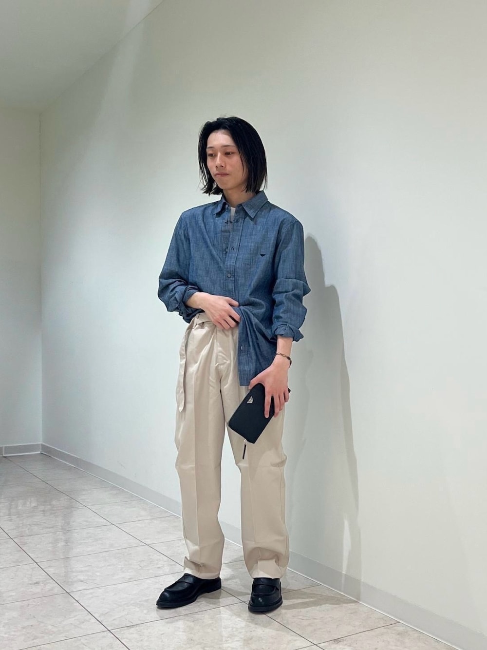 「春コーデ、デニムシャツ、デニムシャツコーデ、おでかけスタイル、outfit、タックイン、メンズファッション、きれいめカジュアル」｜「EMPORIO ARMANIのEGS3096251（ネックレス、ゴールド系）」を使った、kazuさん（メンズ・165cm）の春コーディネートの1枚目の写真