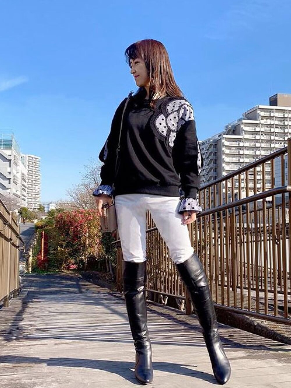 「30代、30代コーデ、30代ファッション、30代女性、40代ファッション、40代女性、40代、50代コーデ、50代ファッション、50代、50代女性、秋コーデ、トレーナー、花柄トップス、秋のコーデ」｜「Sawa a la modeのアイテム（パーカー、ブラック系）」を使った、【公式】sawaalamodeさん（レディース・156cm）の秋コーディネートの1枚目の写真