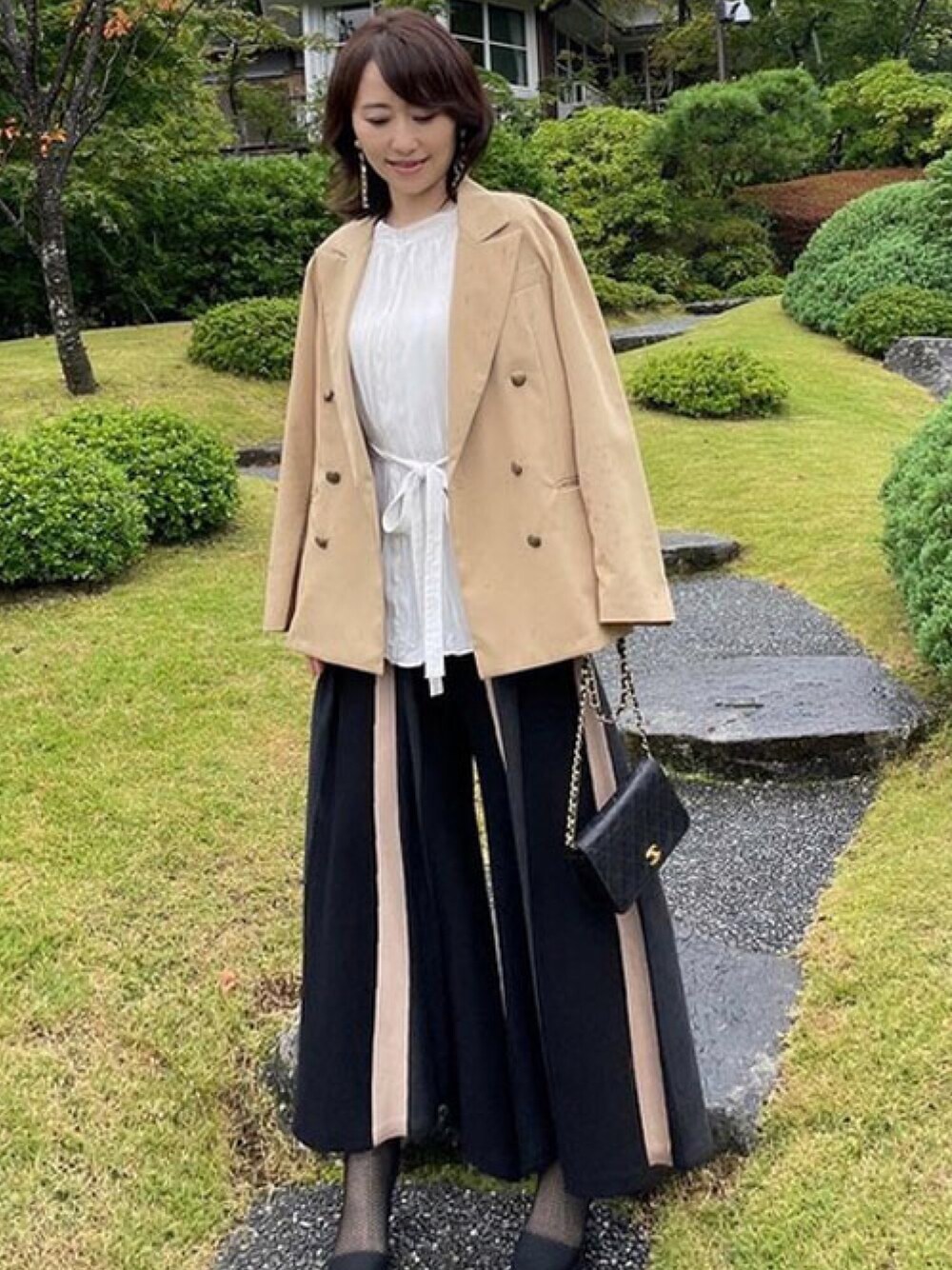 「秋服、ニットパンツ、30代コーデ、30代ファッション、30代女性、40代ファッション、40代女性、40代、50代コーデ、50代ファッション、50代、50代女性、ジャケットコーデ、ワイドパンツ、秋のコーデ」｜「Sawa a la modeのアイテム（パンツ、ブラック系）」を使った、【公式】sawaalamodeさん（レディース・161cm）の秋コーディネートの1枚目の写真