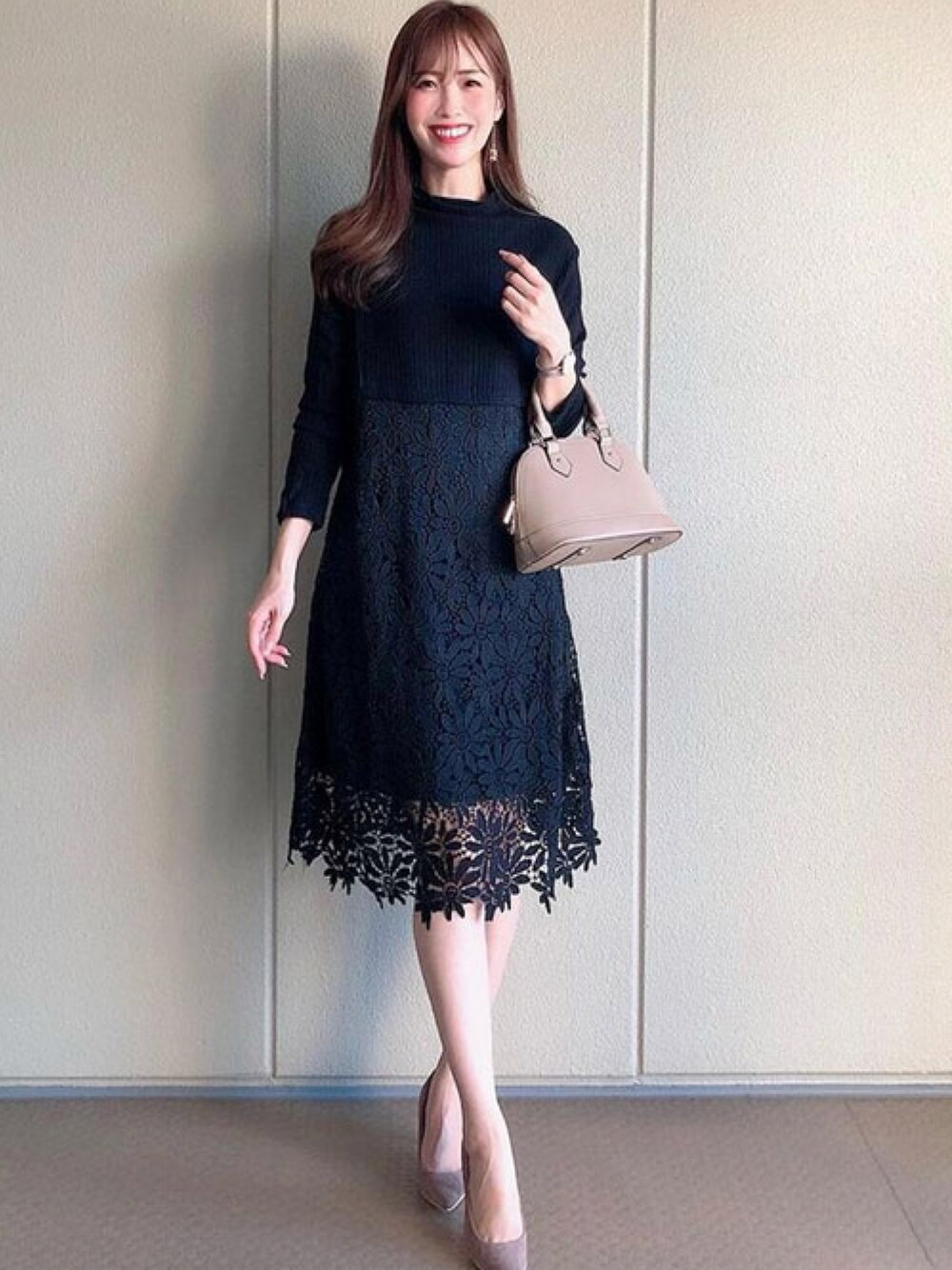 「30代、30代コーデ、30代ファッション、30代女性、40代ファッション、40代女性、40代、50代コーデ、50代ファッション、50代、50代女性、秋コーデ、ニットワンピース、ワンピース、ワンピースコーデ」｜「Sawa a la modeのアイテム（ワンピース、ブラック系）」を使った、【公式】sawaalamodeさん（レディース・166cm）の秋コーディネートの1枚目の写真