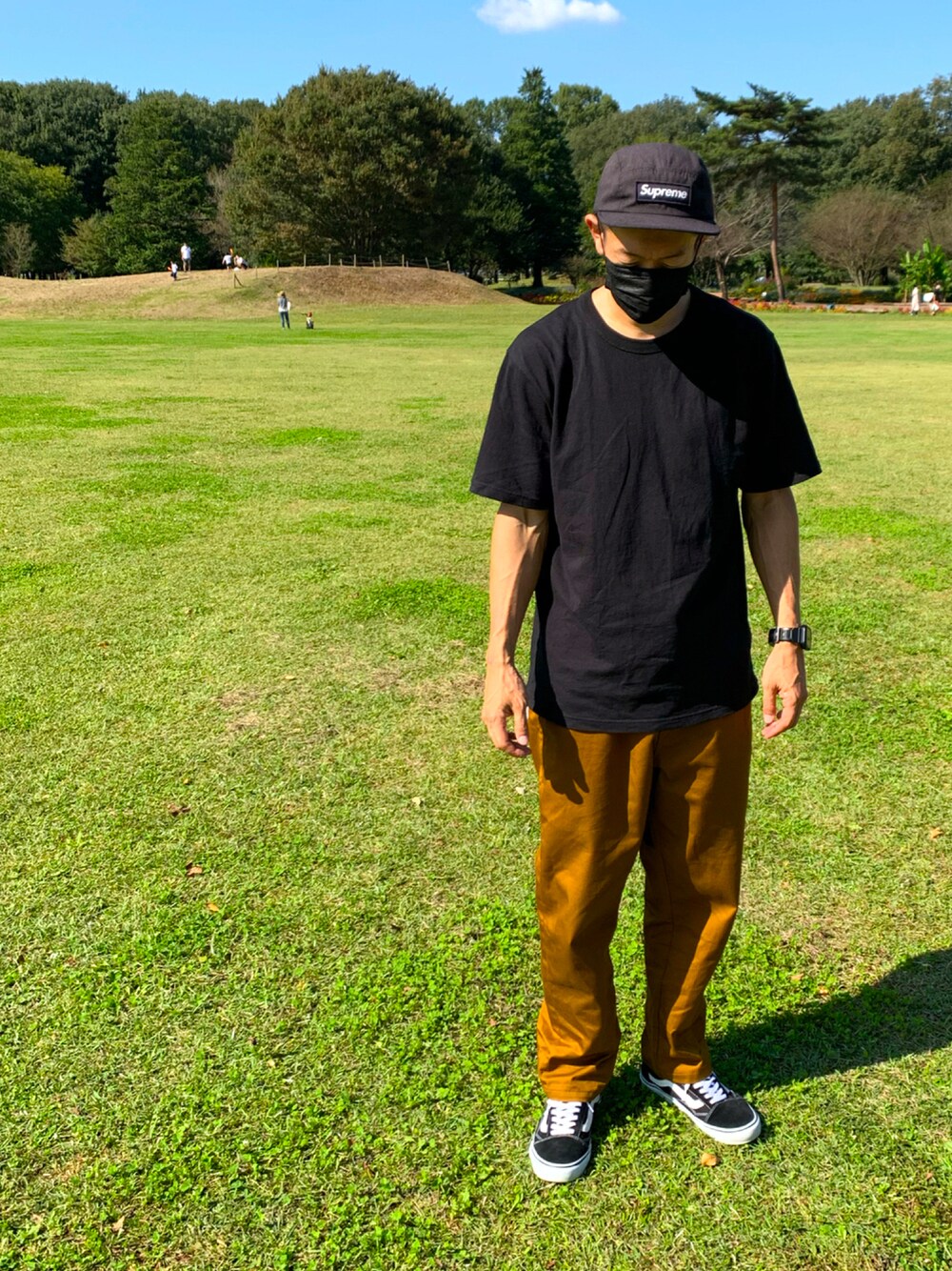 「シンプルコーデ、ストリート、シュプリーム、ユニクロ、VANS」｜「UNIQLOのアイテム（Tシャツ/カットソー、ブラック系）」を使った、SAGOT.さん（メンズ・179cm）の秋コーディネートの1枚目の写真