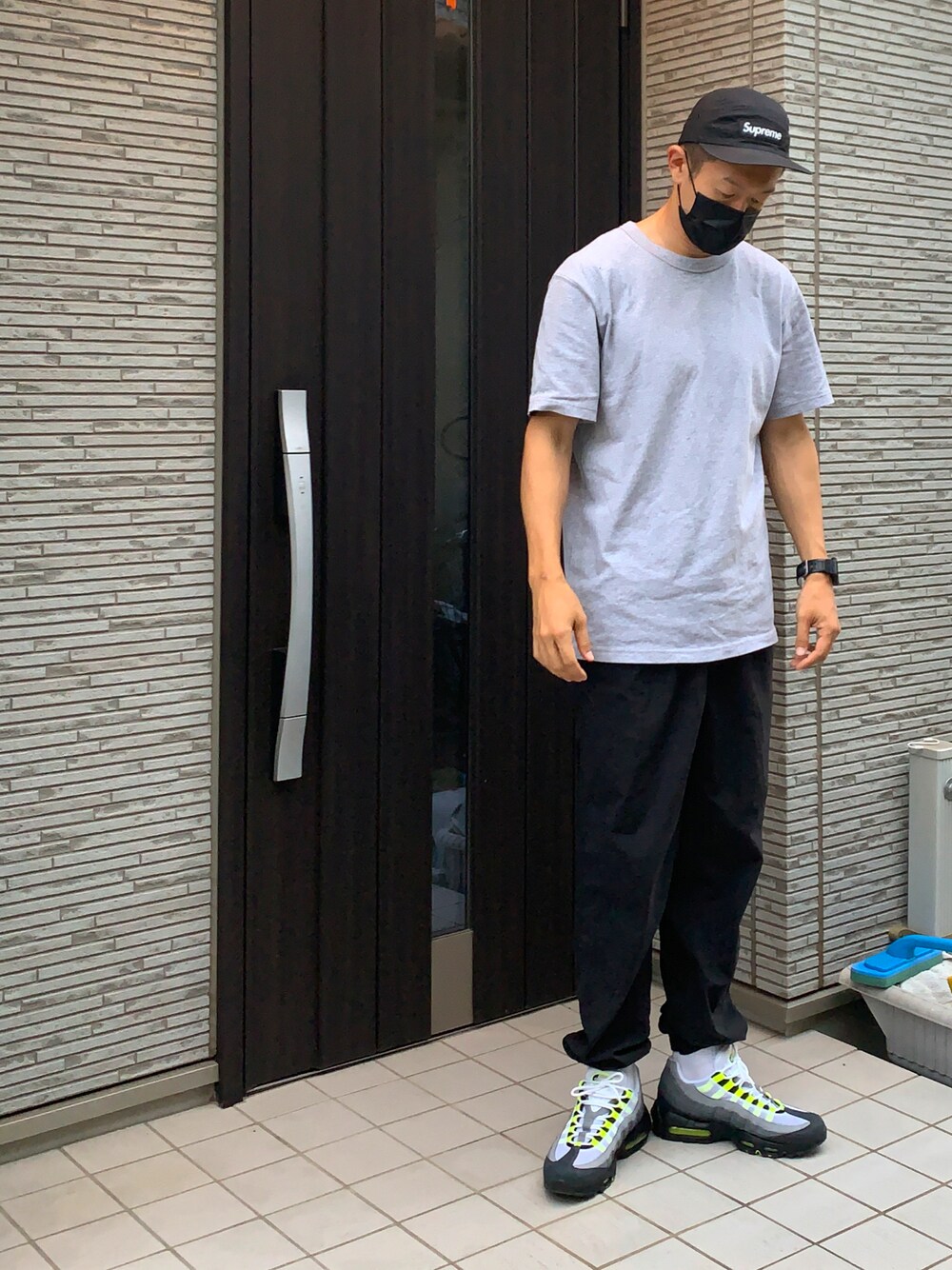 「シンプル、ストリートコーデ、airmax95、THE NORTH FACE、スポーツミックス、supreme、NIKE」｜「Supreme のアイテム（キャップ、ブラック系）」を使った、SAGOT.さん（メンズ・179cm）の秋コーディネートの1枚目の写真