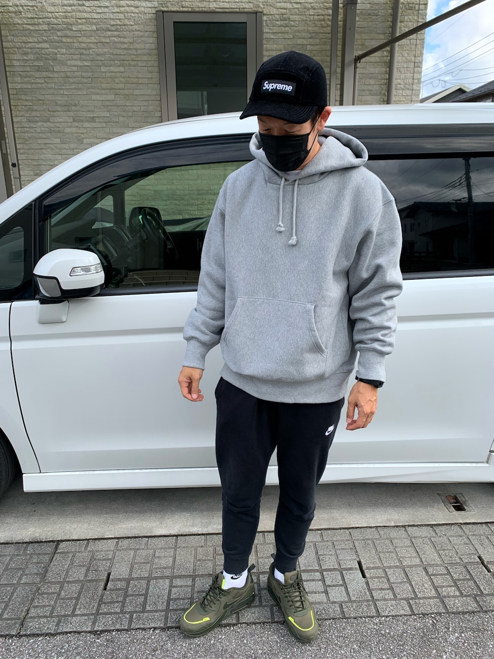 「シンプルコーデ、スニーカーコーデ、スポーツミックス、supreme、シュプリーム、GU、ジーユー、NIKE、ナイキ、エアマックス90、AIRMAX90、ヘビーウェイトビッグスウェットパーカ、パーカー」｜「Supreme のアイテム（キャップ、ブラック系）」を使った、SAGOT.さん（メンズ・179cm）の秋コーディネートの1枚目の写真