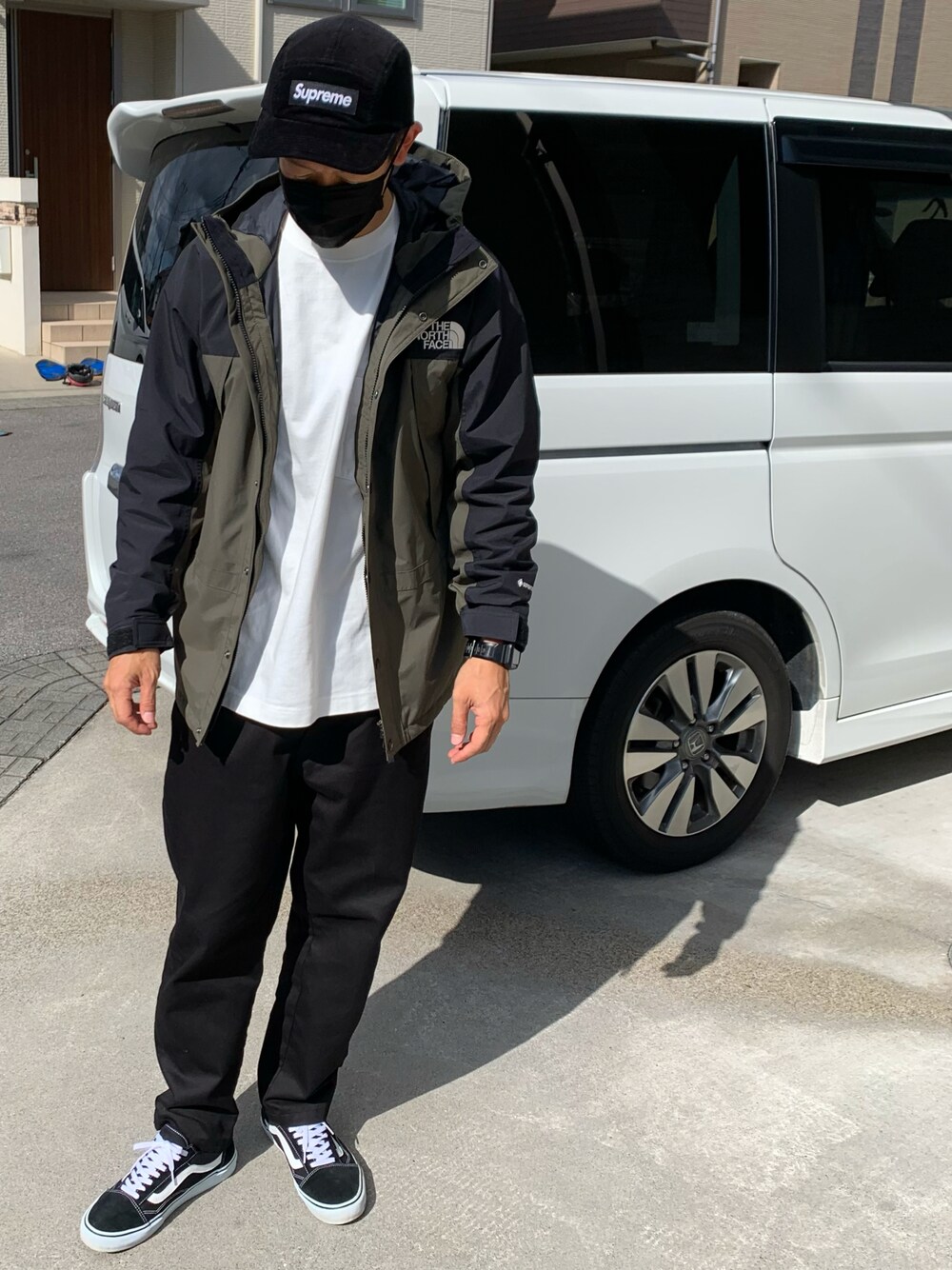 「supreme、シュプリーム、ノースフェイス、THE NORTH FACE、マウンテンライトジャケット、WORKMAN、ワークマン、VANS、バンズ、oldskool、ブラック、オールドスクール、シンプルスタイル、GORE-TEX」｜「Supreme のアイテム（キャップ、ブラック系）」を使った、SAGOT.さん（メンズ・179cm）の秋コーディネートの1枚目の写真