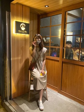「ZARA（ザラ）のアイテム（ワンピース、ベージュ系）」を使った、Lio Izzieさん（レディース）の夏コーディネート