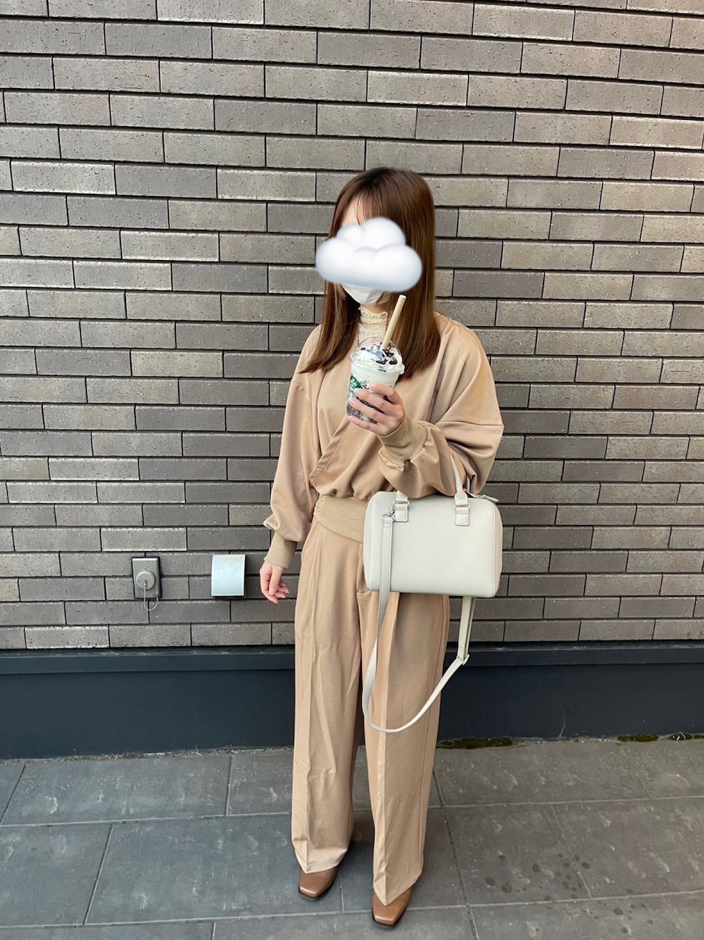 「プチプラ、カジュアルコーデ、春服コーデ、シンプルコーデ、ゆったりコーデ」｜「moi tyttoのカシュクールクロストップス【セットアップ可能】（その他トップス、ベージュ系）」を使った、kyoumo_ouchiさん（レディース・155cm）の春コーディネートの1枚目の写真