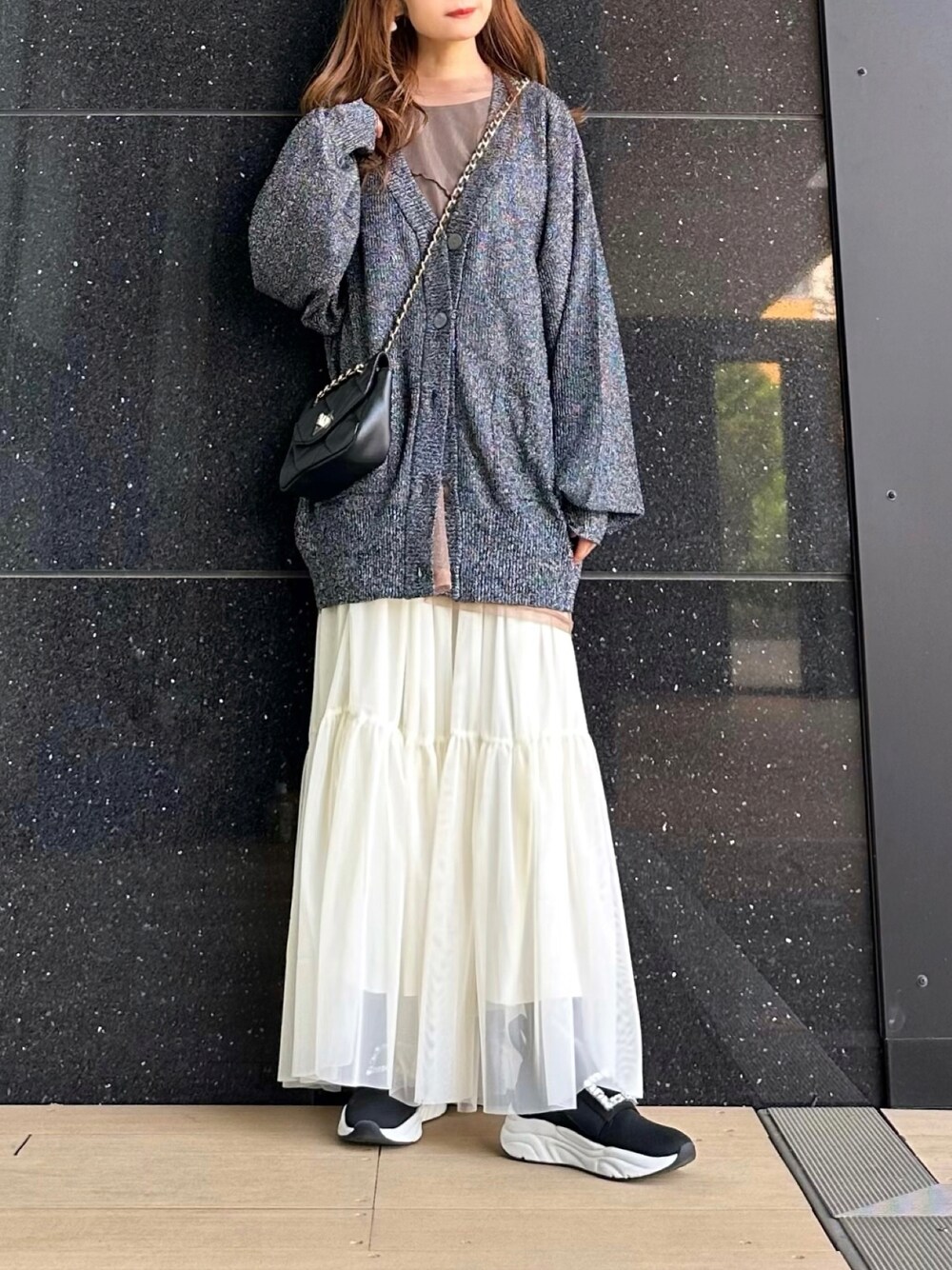「tiptop_pocket、tiptop、tipコーデ、カーディガン、シアートップス、ラメニット、チュールスカート、春夏コーデ、きれいめカジュアル、大人かわいい、プチプラ、レイヤードスタイル、お出かけコーデ、低身長、低身長コーデ」｜「tiptopの【ラメシアー登場】変わり編みシアーBIGカーディガン（カーディガン/ボレロ、ブラック系）」を使った、Marielさん（レディース・149cm）の春コーディネートの1枚目の写真