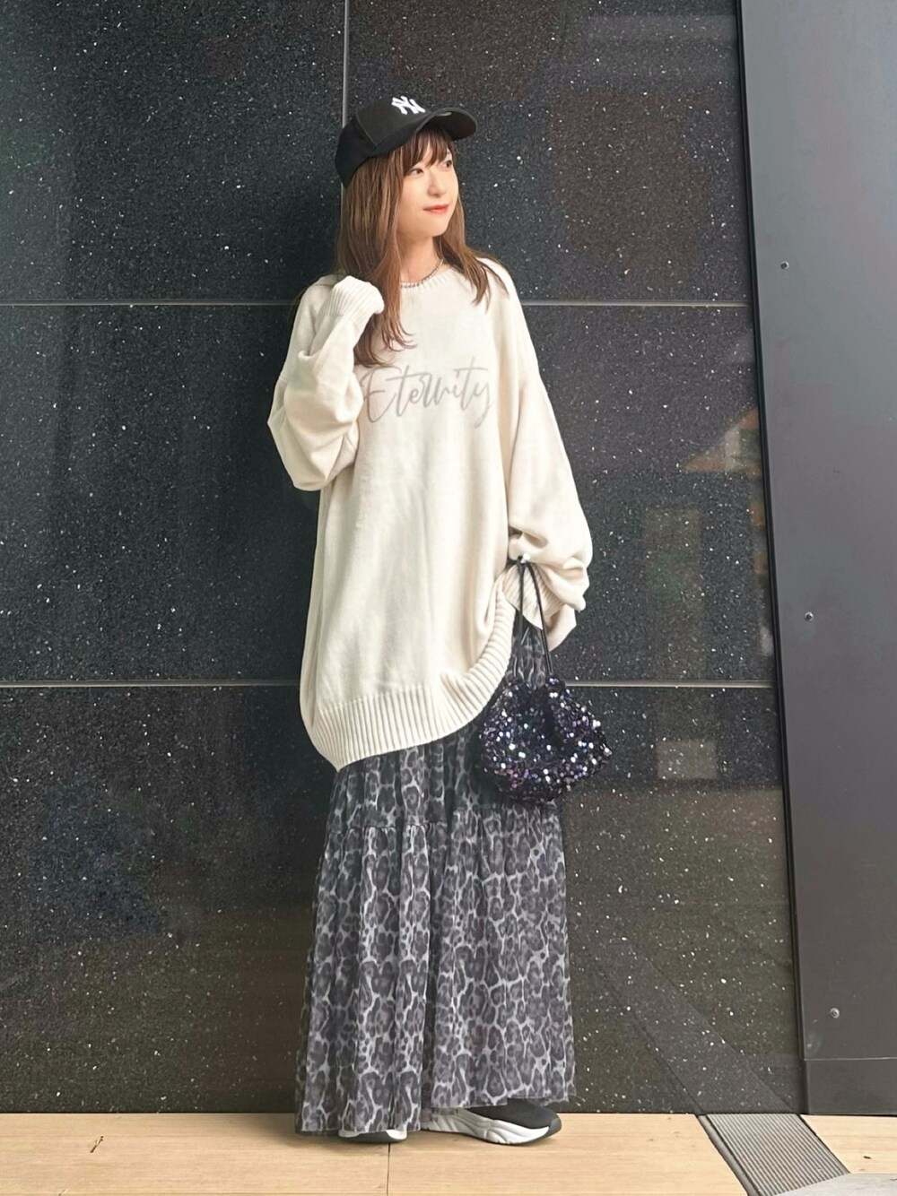 「tiptop_pocket、tiptop、tipコーデ、ニット、ロゴニット、ロングスカート、キャップ、秋コーデ、秋っぽコーデ更新中、休日スタイル、大人かわいい、きれいめカジュアル、ビッグシルエット、低身長、低身長コーデ」｜「tiptopのストーンウォッシュロゴニットプルオーバー（ニット/セーター、ホワイト系）」を使った、Marielさん（レディース・149cm）の秋コーディネートの1枚目の写真