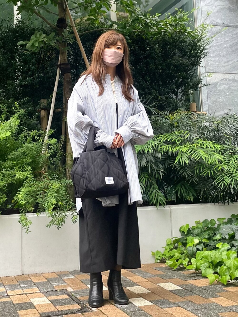 ブラック系のシャツ/ブラウス、ホワイト系のTシャツ/カットソー、ブラック系のワンピースを着用したレディースの秋コーディネートの1枚目の写真