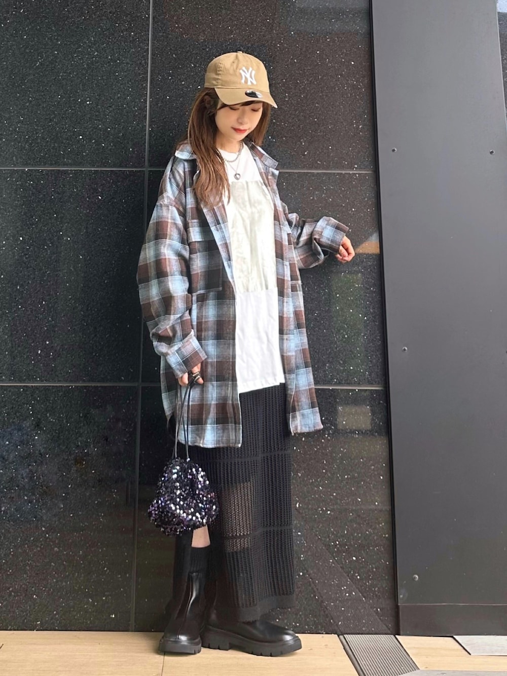 ブラウン系のシャツ/ブラウス、ホワイト系のTシャツ/カットソー、ブラック系のブーツを着用したレディースの秋コーディネートの1枚目の写真