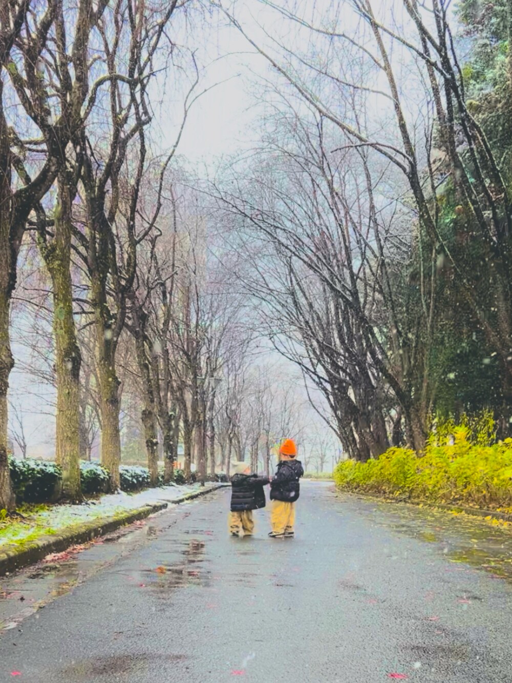 ブラック系のブルゾン、ベージュ系のカーゴパンツ、オレンジ系のニットキャップ/ビーニーを着用したキッズの冬コーディネートの1枚目の写真