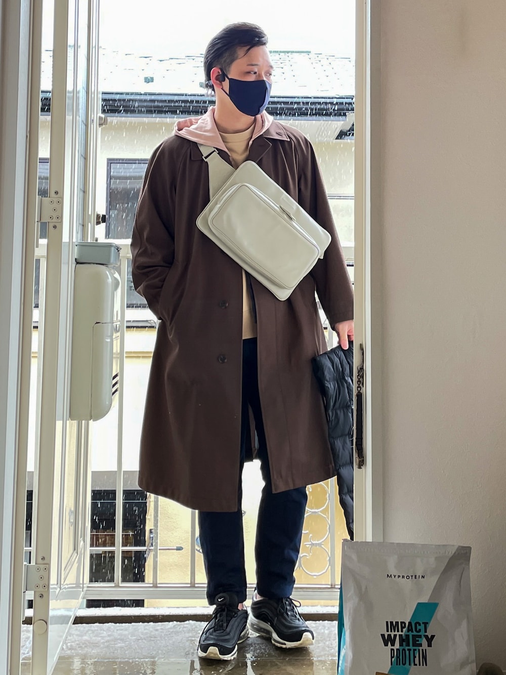 「チョコ色に染まれ、オトナカジュアル、黒スニーカー、ユニクロ、スニーカーコーデ」｜「UNIQLOのエアリズム3Dマスク 2022年モデル: M（マスク、ホワイト系）」を使った、kmtssさん（メンズ・175cm）の冬コーディネートの1枚目の写真