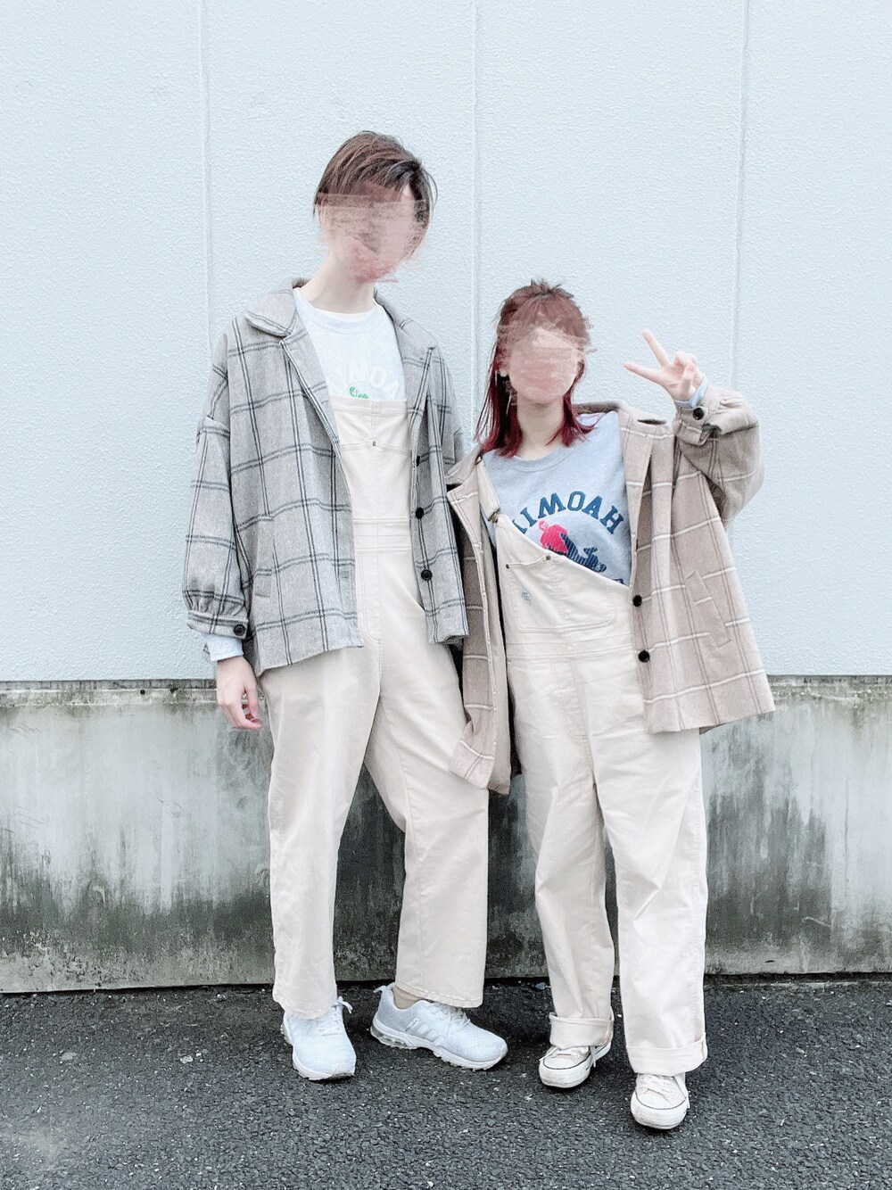 その他のジャケット/アウター、ホワイト系のサロペット/オーバーオール、グレー系のスウェットを着用したレディースの春コーディネートの1枚目の写真