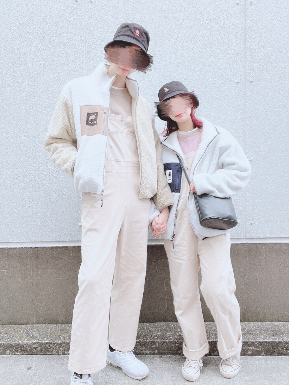 「オーバーサイズ、レイヤードスタイル、お出かけコーデ、ラフ、サロペット、オーバーオール、スニーカー、シミラールック、ペアルック、カップルコーデ」｜「UNIQLOのコットンフライスタートルネックT（長袖）（Tシャツ/カットソー、ホワイト系）」を使った、gomashio15さん（レディース・158cm）の冬コーディネートの1枚目の写真
