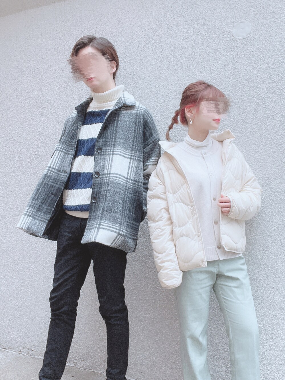 グリーン系のその他パンツ、ホワイト系のカーディガン/ボレロ、ホワイト系のTシャツ/カットソーを着用したレディースの冬コーディネートの1枚目の写真