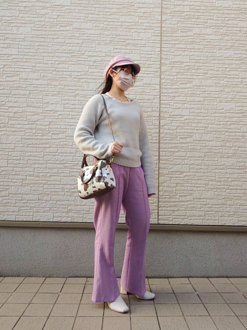 グレー系のニット/セーター、その他のボストンバッグ、ピンク系のパンツを着用したレディースの春コーディネートの3枚目の写真