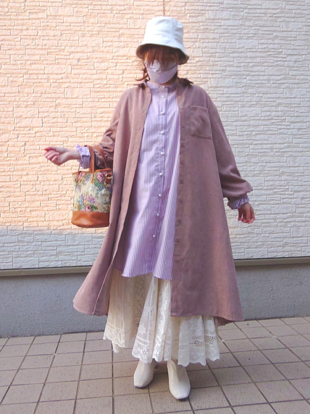 ベージュ系のシャツワンピース、パープル系のシャツ/ブラウス、ブラウン系のバッグを着用したレディースの春コーディネートの3枚目の写真