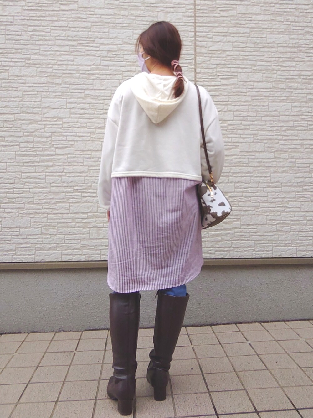 その他のボストンバッグ、パープル系のシャツ/ブラウス、ブルー系のデニムパンツを着用したレディースの春コーディネートの5枚目の写真