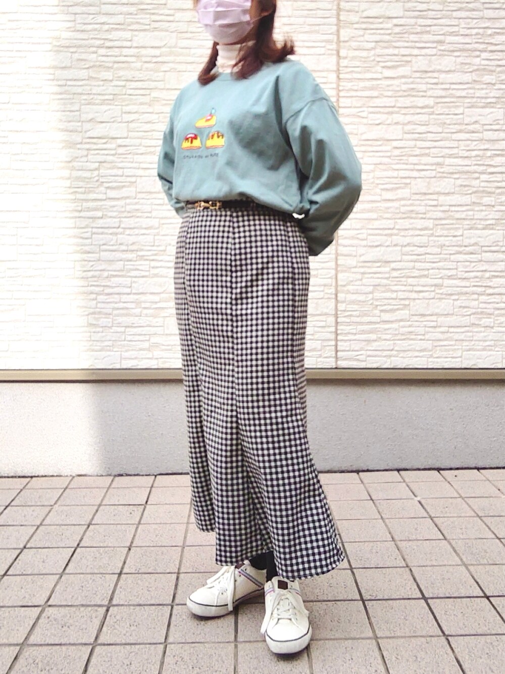 グリーン系のTシャツ/カットソー、ホワイト系のトップス、その他のスカートを着用したレディースの冬コーディネートの2枚目の写真