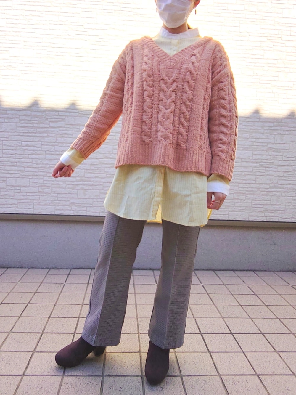 オレンジ系のニット/セーター、その他のパンツ、ブラウン系のブーツを着用したレディースの冬コーディネートの1枚目の写真