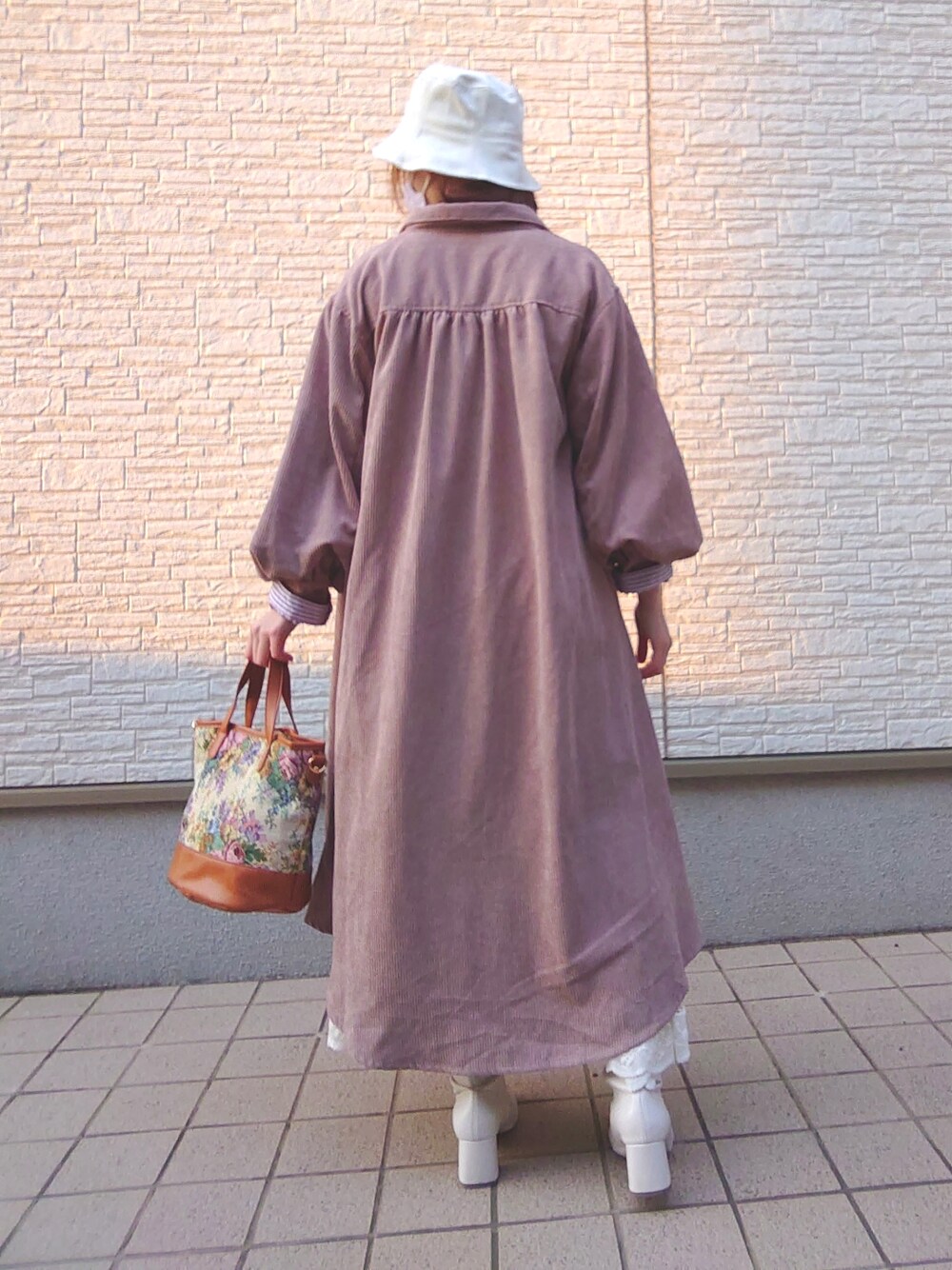 ベージュ系のシャツワンピース、パープル系のシャツ/ブラウス、ブラウン系のバッグを着用したレディースの春コーディネートの4枚目の写真