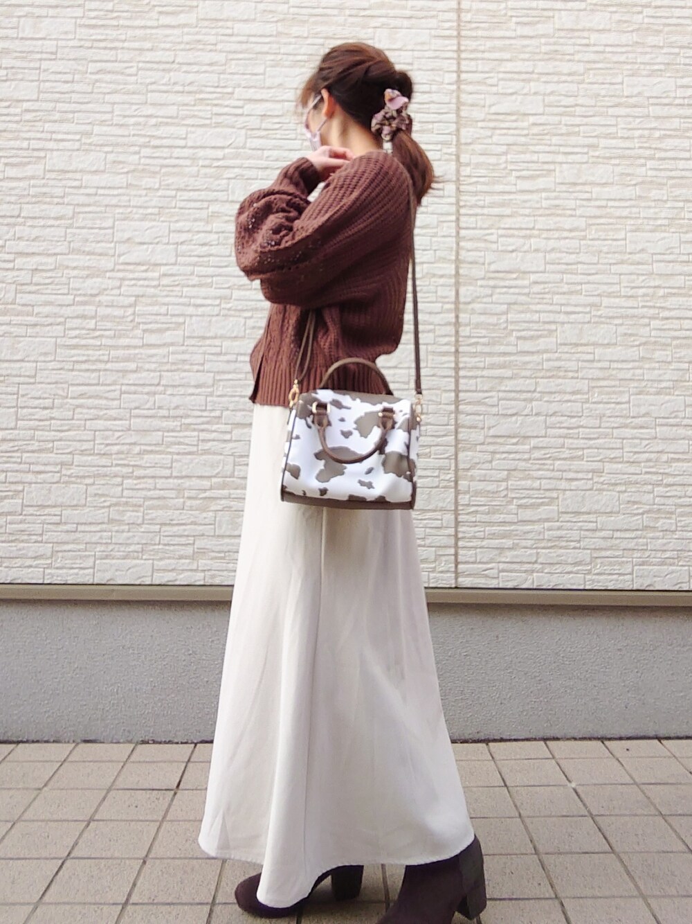 その他のボストンバッグ、ブラウン系のカーディガン/ボレロ、ホワイト系のTシャツ/カットソーを着用したレディースの冬コーディネートの2枚目の写真
