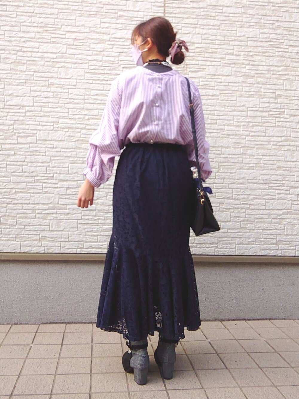 ブルー系のスカート、パープル系のシャツ/ブラウス、グレー系のその他トップスを着用したレディースの春コーディネートの3枚目の写真